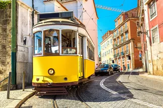 De karakteristieke gele tram in Lissabon, Portugal
